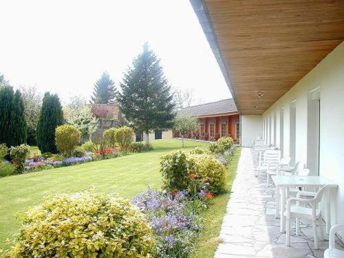 Logis - Hotel & Restaurant Les Trois Fontaines Marconne エクステリア 写真