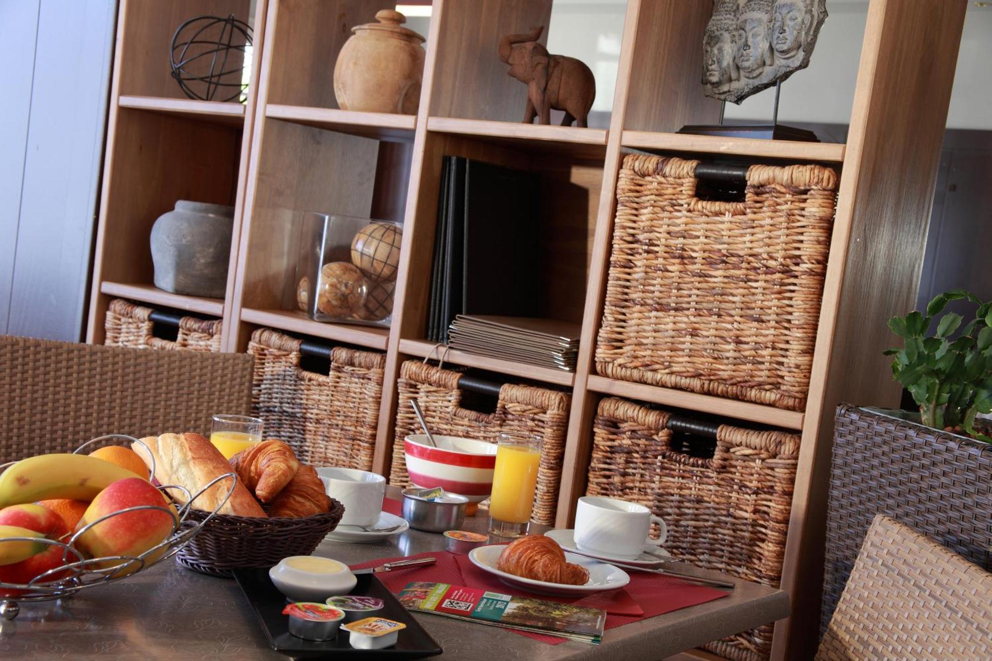 Logis - Hotel & Restaurant Les Trois Fontaines Marconne エクステリア 写真
