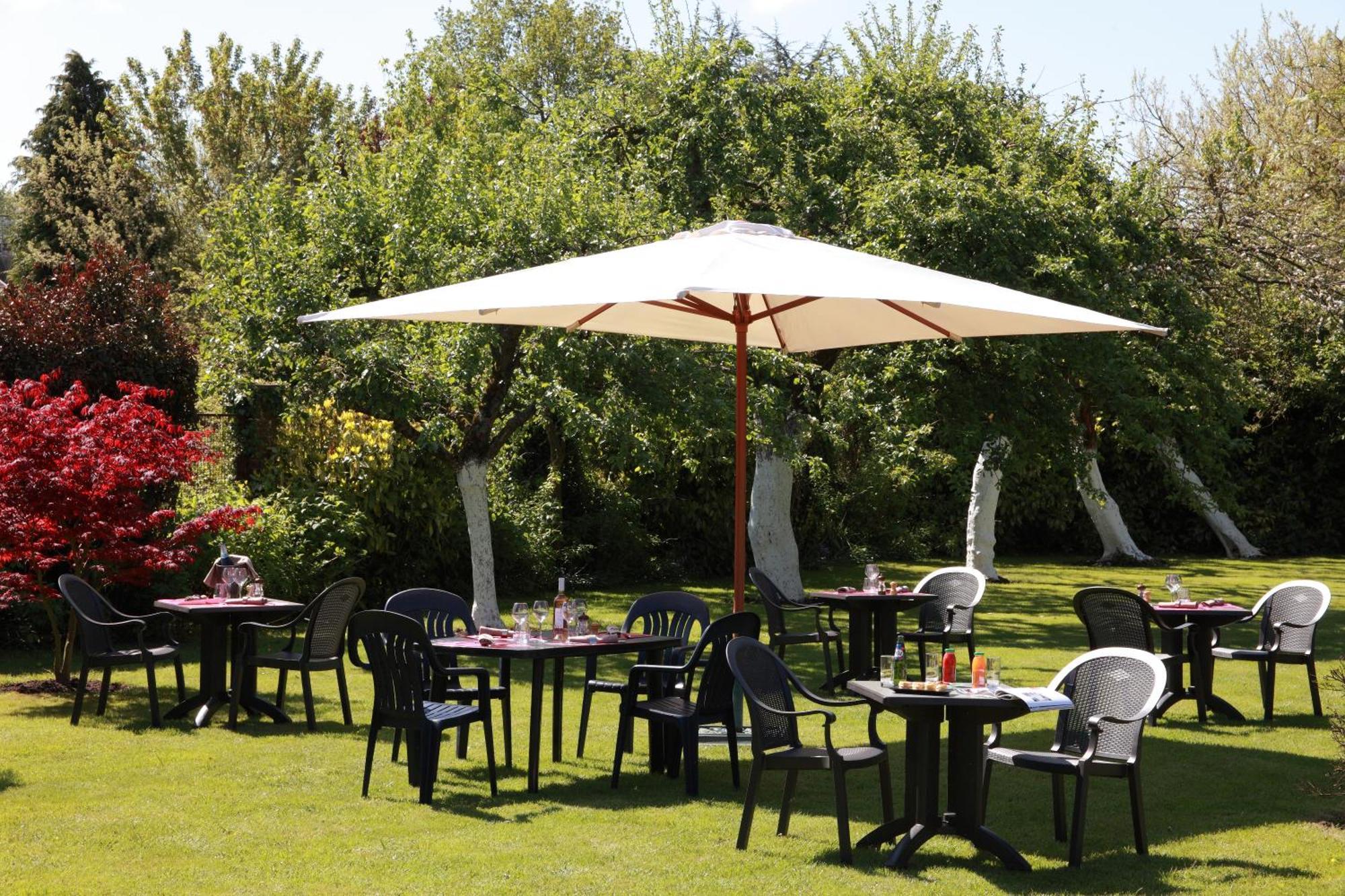 Logis - Hotel & Restaurant Les Trois Fontaines Marconne エクステリア 写真