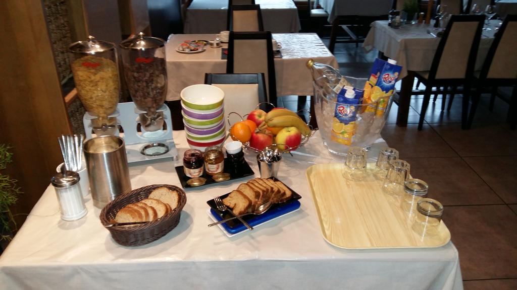Logis - Hotel & Restaurant Les Trois Fontaines Marconne エクステリア 写真