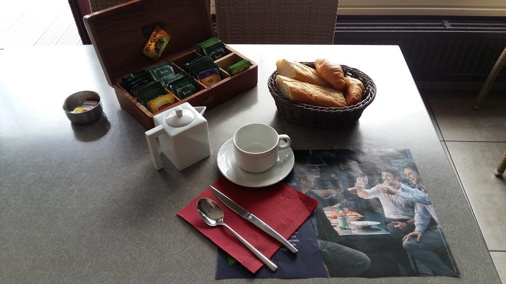 Logis - Hotel & Restaurant Les Trois Fontaines Marconne エクステリア 写真