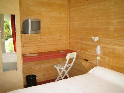 Logis - Hotel & Restaurant Les Trois Fontaines Marconne エクステリア 写真